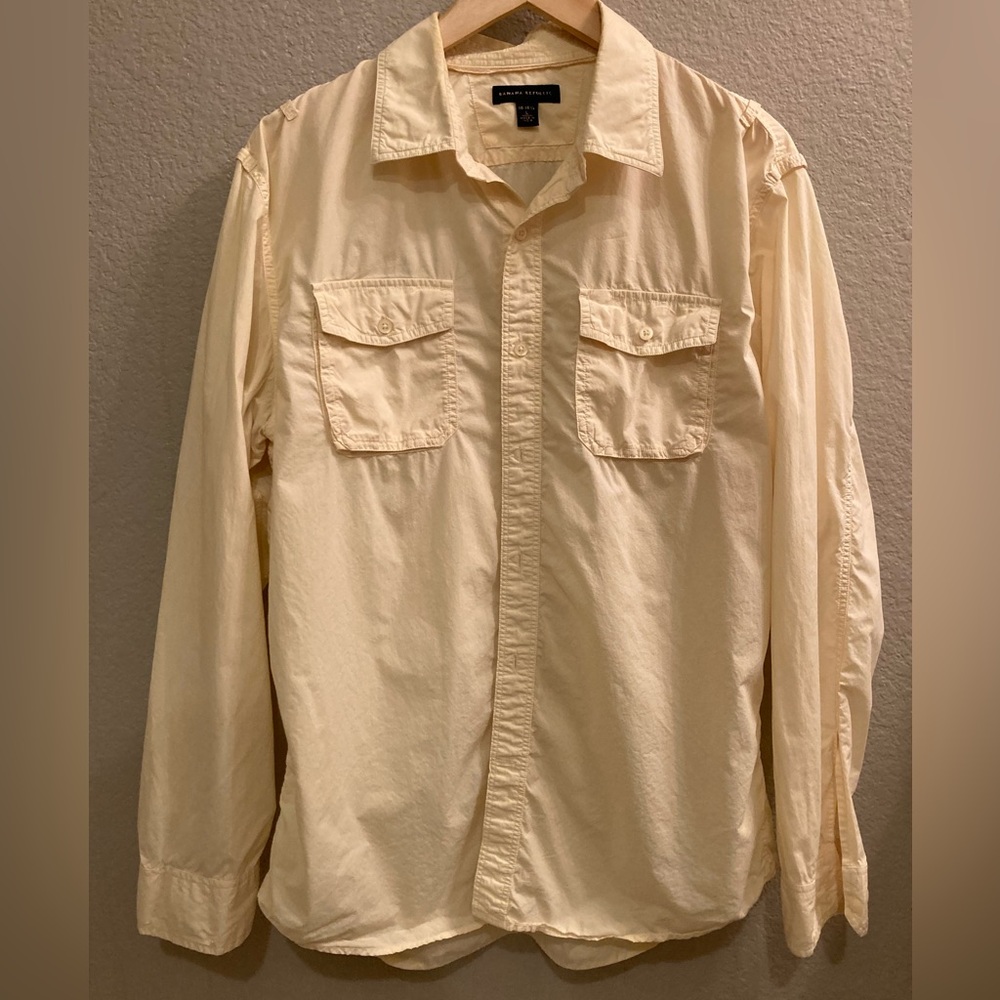 Banana Republic long sleeve dress shirt in yellow! Great condition, size…
